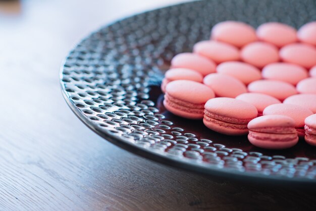 O processo de preparação de macaroons deliciosos e bonitos.