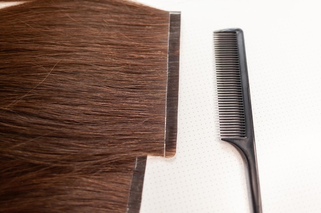 Foto o processo de preparação de uma fita de cabelo para extensão em casa