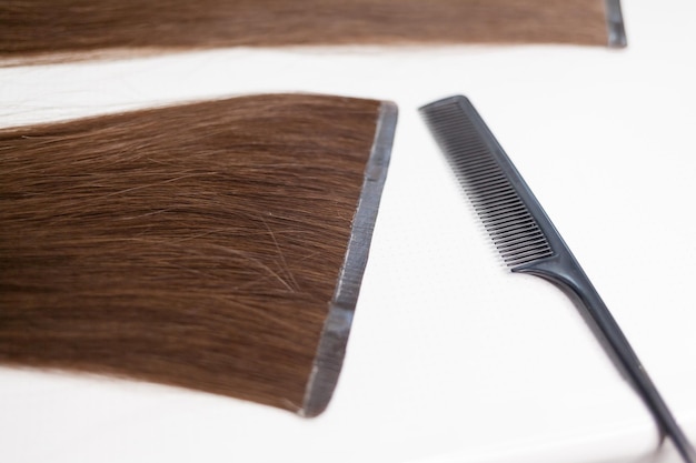 O processo de preparação de uma fita de cabelo para extensão em casa