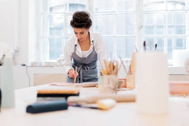 O processo de trabalho Produtos individuais para o lar Mestre no ateliê de cerâmica Clay