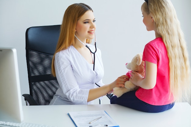 O proeminente jovem pediatra adora fazer seu trabalho