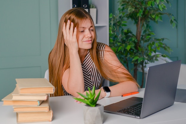 o professor verifica os deveres de casa dos alunos e está muito cansado do trabalho freelance do laptop