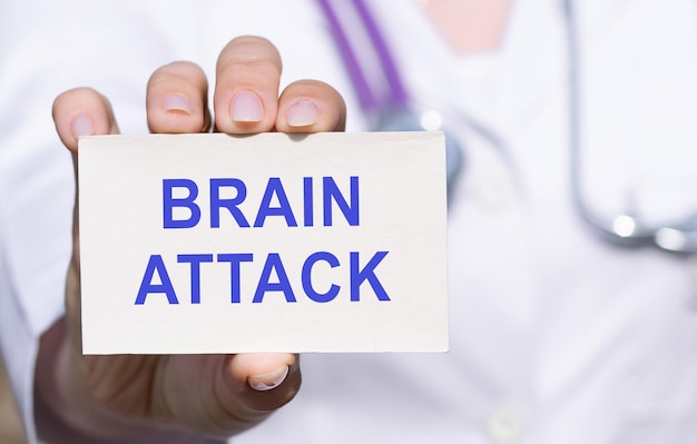 O profissional de saúde está segurando um cartão BRAIN ATTACK