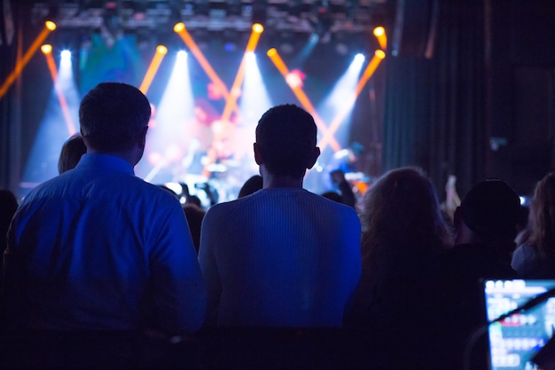 O público assistindo ao show no palco.