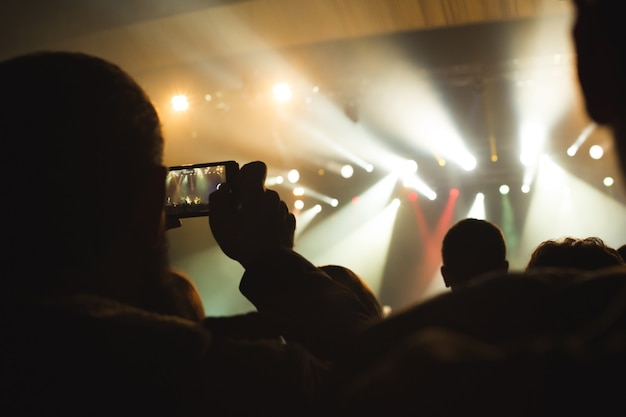 O público assistindo ao show no palco