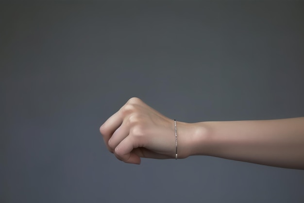 O pulso de uma mulher com uma pulseira que diz 'pulseiras'