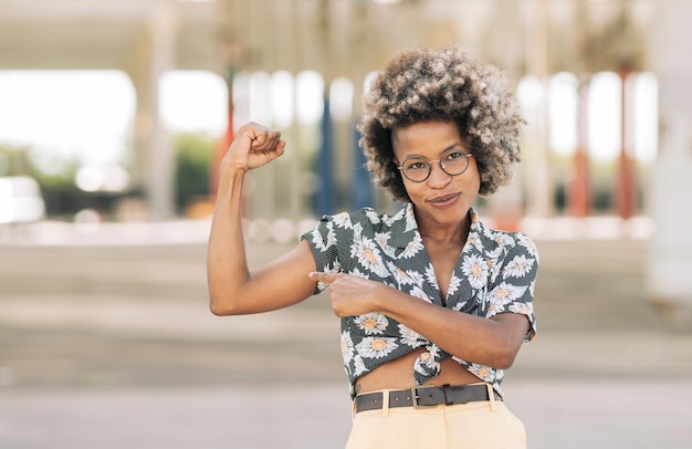 O punho da mulher ao poder feminino. Mulher vítima de racismo. força nas mulheres