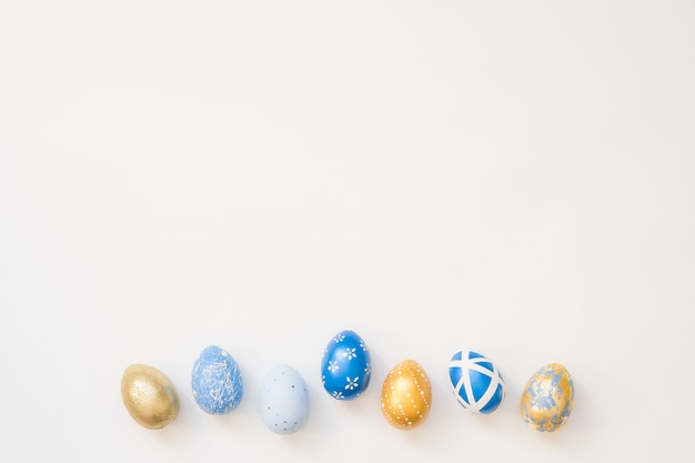 O quadro da Páscoa decorou os ovos isolados na superfície branca.
