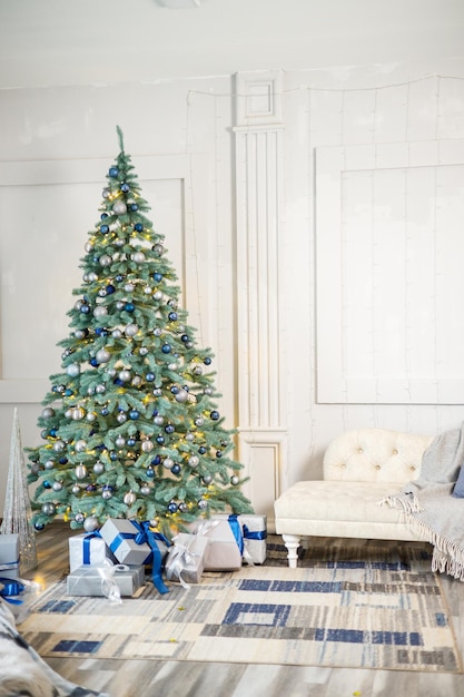 O quarto de hóspedes está decorado para o Natal uma árvore com presentes e brinquedos bolas de Natal