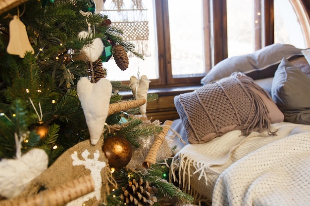 O quarto decorado pelo Natal. Aconchegante casa interior de Natal. quarto luminoso com cama de casal grande.