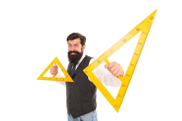 O que é triângulo. Homem barbudo segurar triângulos isolados no branco. Sorriso do professor da escola com triângulos geométricos. Aula de geometria. Aprendizagem matemática. Triângulos com três lados e três ângulos.