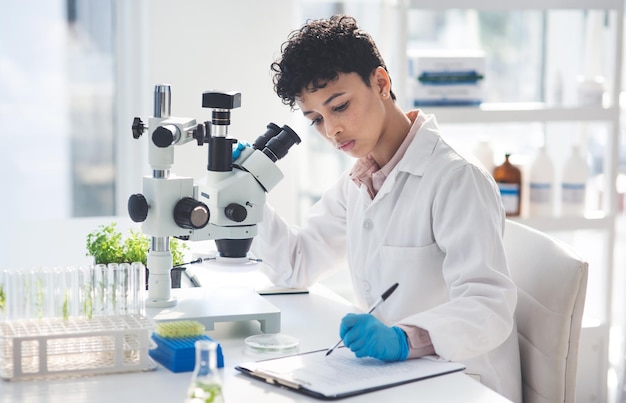 O que ela descobre, ela grava uma foto recortada de uma jovem e atraente cientista fazendo anotações enquanto trabalha com um microscópio e plantas em um laboratório