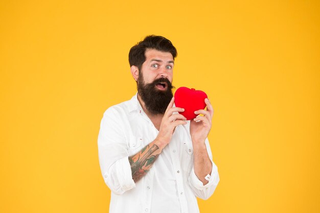 O que esperar homem barbudo coração vermelho hipster brutal fundo amarelo dia dos namorados problemas cardíacos e doenças prevenindo ataque cardíaco se apaixonar amor e romance ser doador de órgãos humanos