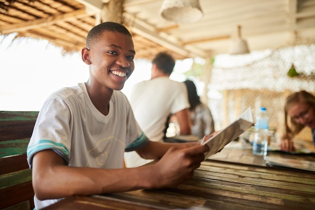 O que está no menu Retrato de um jovem lendo um menu em um restaurante