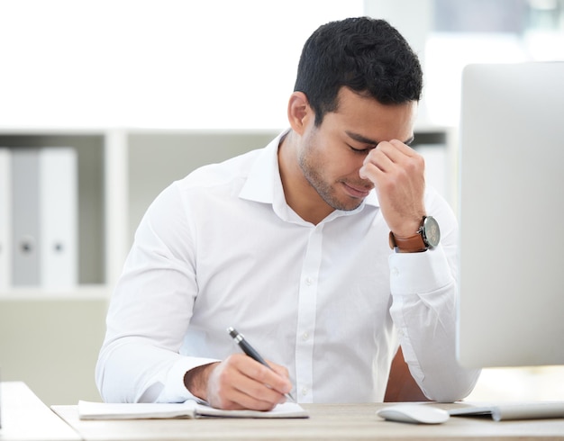 O que eu pretendia fazer hoje. tiro de um jovem empresário que sofre de dor de cabeça no trabalho.