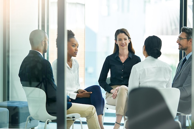 O que você pode contribuir para esta equipe Foto de um grupo diversificado de empresários em uma reunião na sala de reuniões