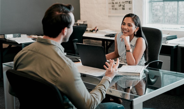 Foto o que você traz para a mesa foto de dois jovens empresários discutindo em um escritório