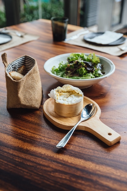 O queijo do brie serviu com salada verde do carvalho e pão cortado.