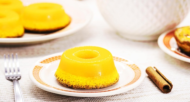 O quindim brasileiro é um doce típico do nordeste Corresponde à receita portuguesa conhecida como brisadoLis doce típico feito com ovos