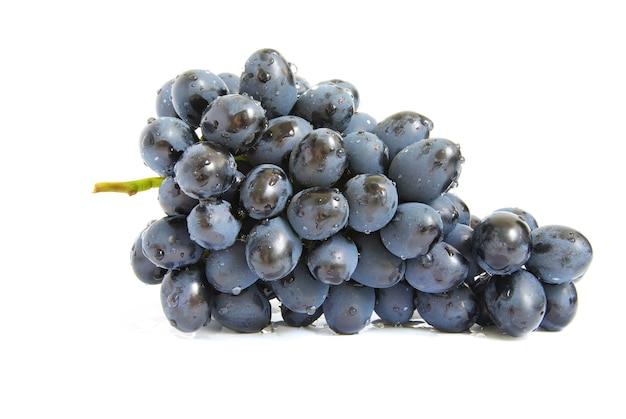 O ramo de uvas com gotas de água