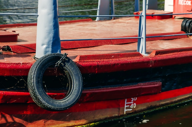 O rebocador de rio de cor vermelha que transporta no rio