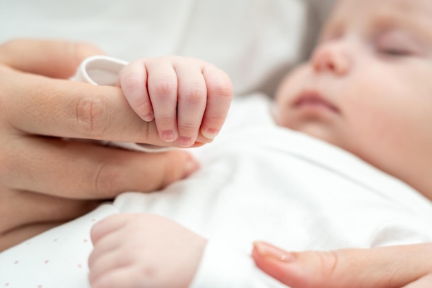 Foto o recém-nascido encontra consolo nas mães abraçam o conceito dos primeiros laços formados através do toque