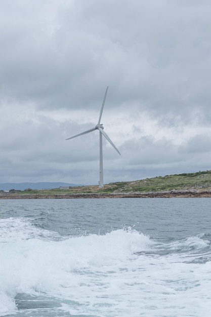 O redemoinho do mar acena à esquerda após o navio goig rápido