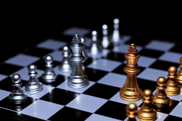 o rei do xadrez dourado lidera as peças de xadrez prateadas o tabuleiro de xadrez competição de sucesso nos negócios Trabalho em equipe