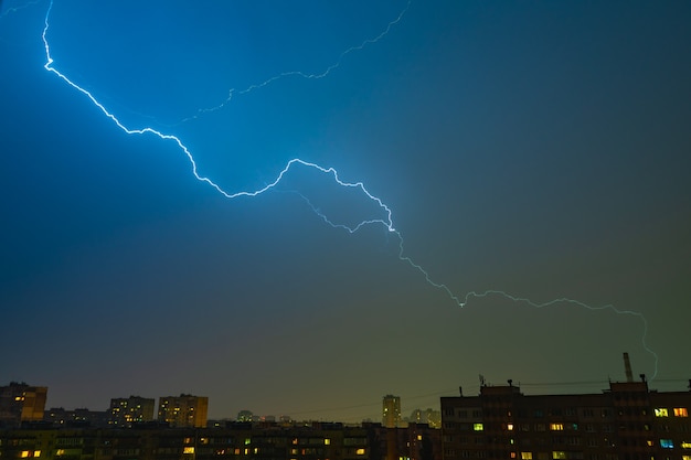 O relâmpago pitoresco acima da cidade. noite noite