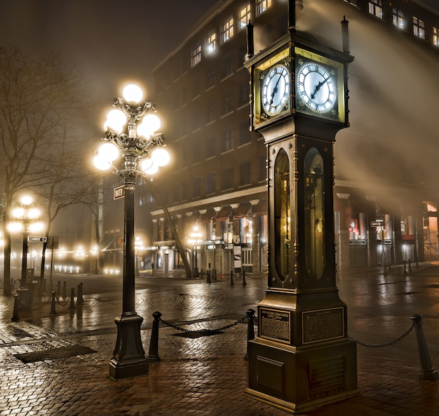 Foto o relógio a vapor gastown em vancouver