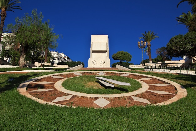 O relógio de flores na cidade da Argélia no mar Mediterrâneo, Argélia