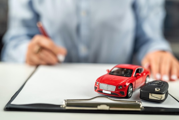 O representante de vendas feminino usou dois modelos pequenos de carros portáteis