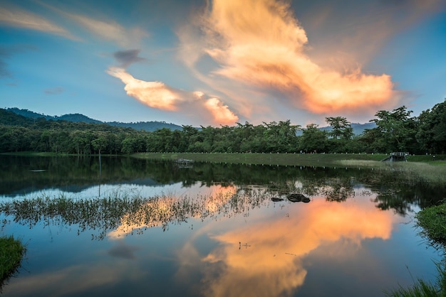 O reservatório no crepúsculo com reflexo no Centro de Ecoturismo e Estudo Natural Jedkod Pongkonsao, Saraburi, Tailândia