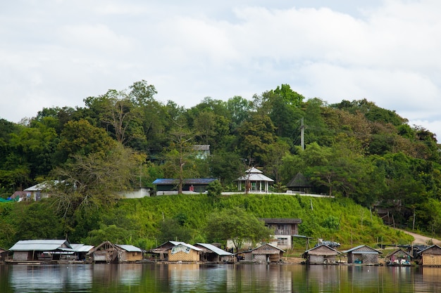 O resort fica ao lado de um rio.