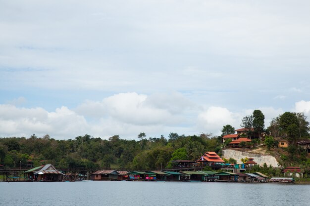 O resort fica ao lado de um rio.