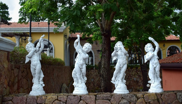 O restaurante tem um mirante panorâmico e uma estátua É um belo estuque Gravado em 16 de março de 2022 em Pattaya, Tailândia