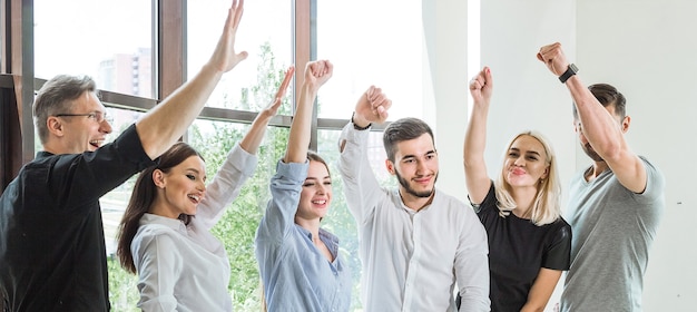 O resultado da reunião Uma companhia de jovens levanta os punhos