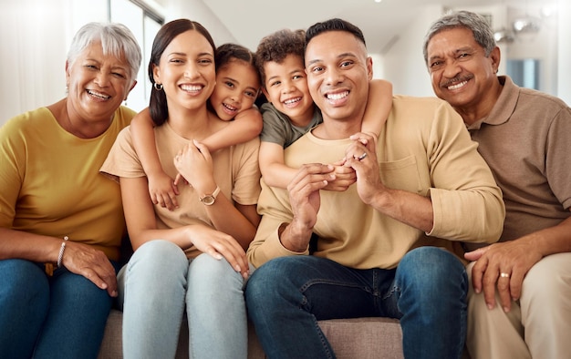 O retrato da casa e a grande família feliz adoram aproveitar o tempo de qualidade reunindo e se divertindo na Colômbia Mãe, pai e avós idosos relaxando em um sofá com crianças pequenas irmãos