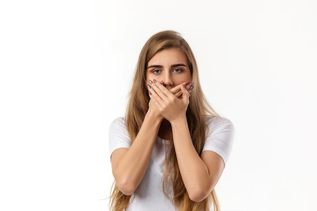 O retrato da jovem mulher bonita fecha a boca