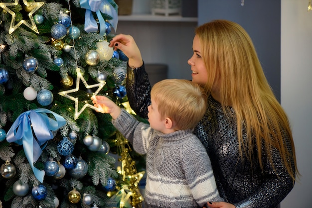 O retrato da mãe e do filho felizes comemoram o natal. feriados de ano novo