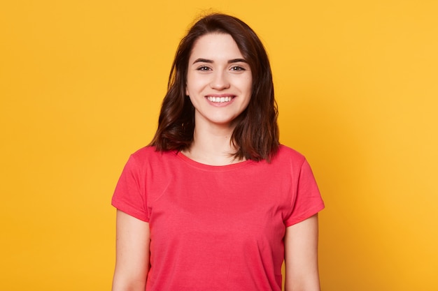 O retrato da menina bonita tem uma pele perfeita e um sorriso