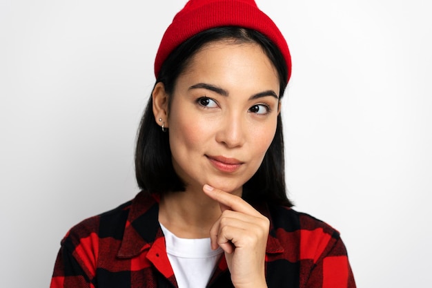 O retrato da mulher pensativa com cabelo preto considera algo