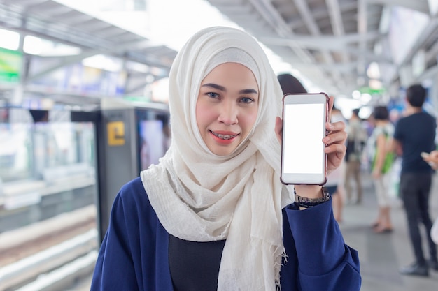 O retrato de mulheres muçulmanas vestiu-se no hijab, mostra a exposição vazia do smartphone.