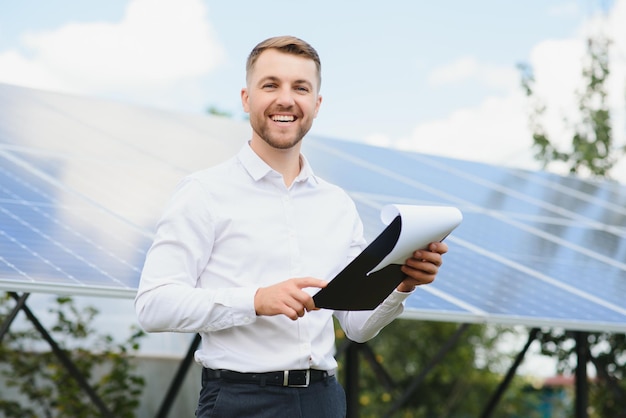 O retrato de um engenheiro orgulhoso sorri satisfeito com seu trabalho de sucesso. Conceito: energia renovável, tecnologia, eletricidade, serviço, energia verde