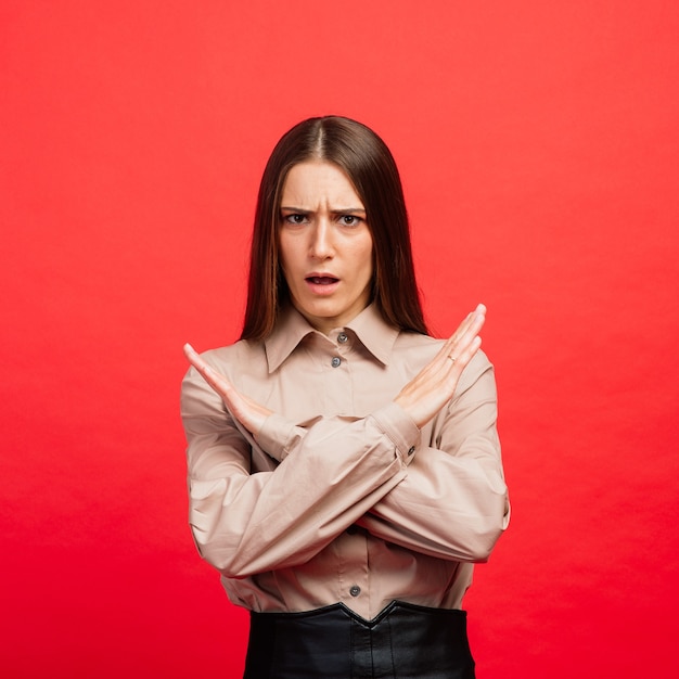 O retrato feminino isolado no vermelho