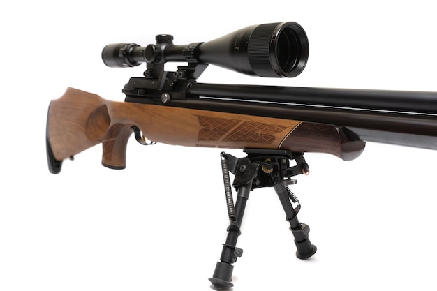 Foto o rifle de ar de madeira marrom para tiro ao alvo com mira óptica isolada no fundo branco