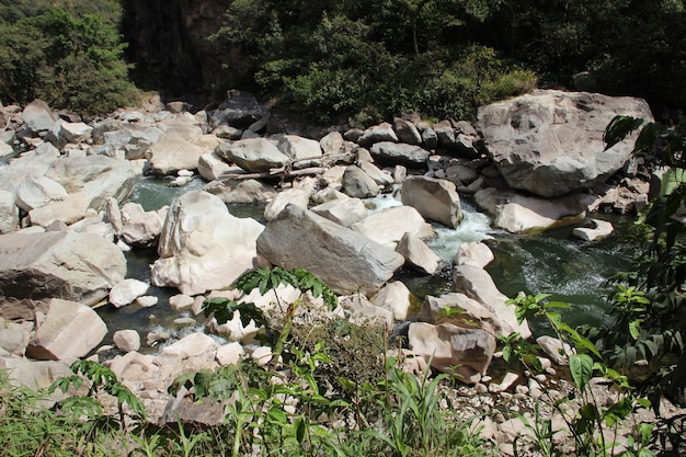 O rio Aguas Calientes com pedras. Peru