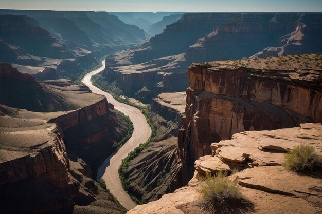 O rio Canyon serpenteando através da paisagem árida