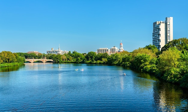 Foto o rio charles entre cambridge e boston, em massachusetts, estados unidos.