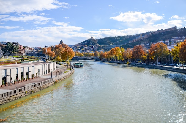 O rio da montanha Kura corre no centro de Tbilisi.